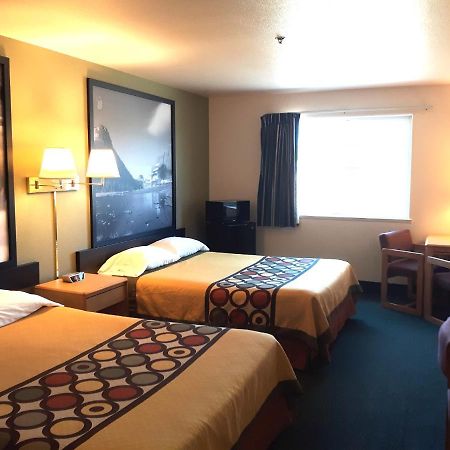 Super 8 By Wyndham Hamilton Hotel Bagian luar foto