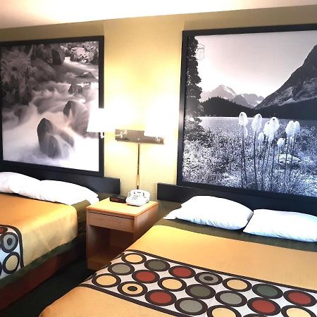 Super 8 By Wyndham Hamilton Hotel Bagian luar foto