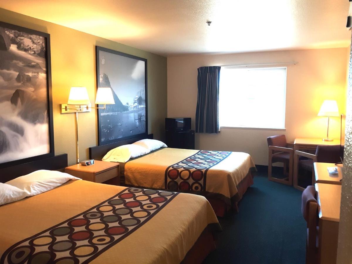 Super 8 By Wyndham Hamilton Hotel Bagian luar foto
