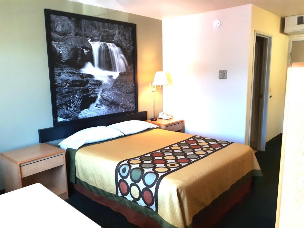 Super 8 By Wyndham Hamilton Hotel Bagian luar foto