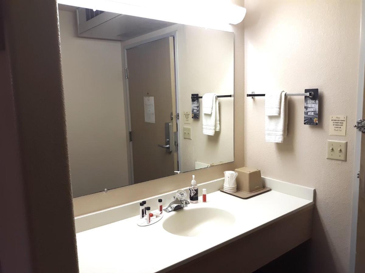 Super 8 By Wyndham Hamilton Hotel Bagian luar foto