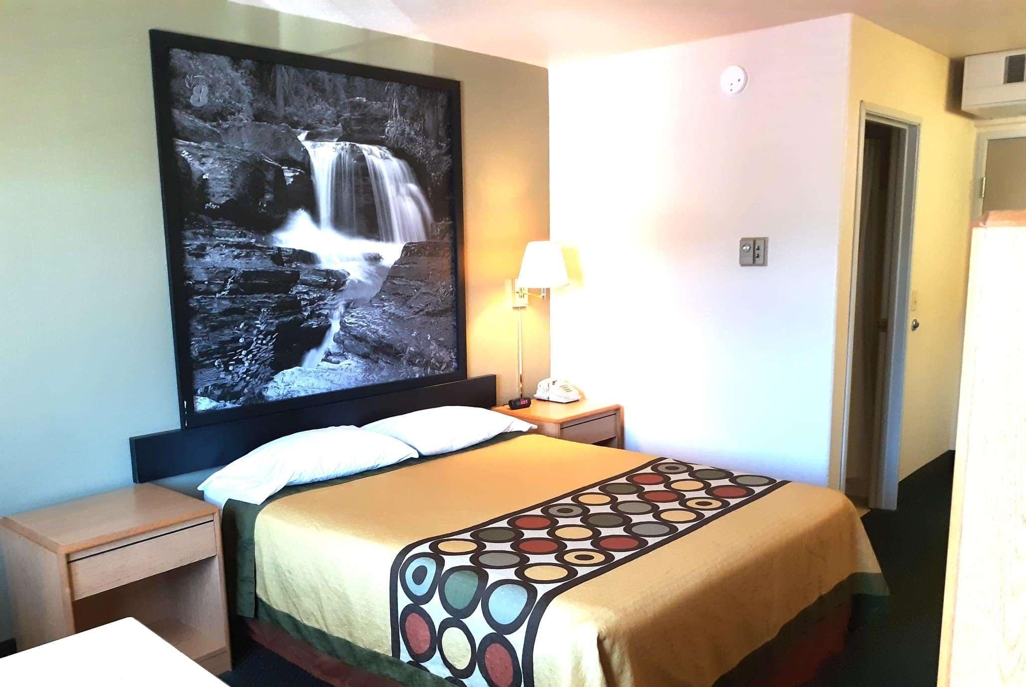 Super 8 By Wyndham Hamilton Hotel Bagian luar foto