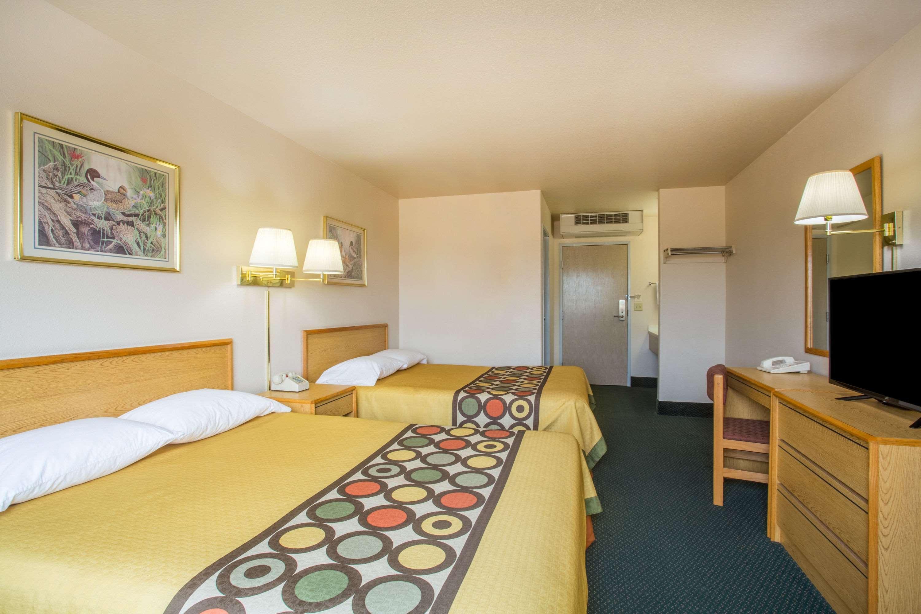 Super 8 By Wyndham Hamilton Hotel Bagian luar foto