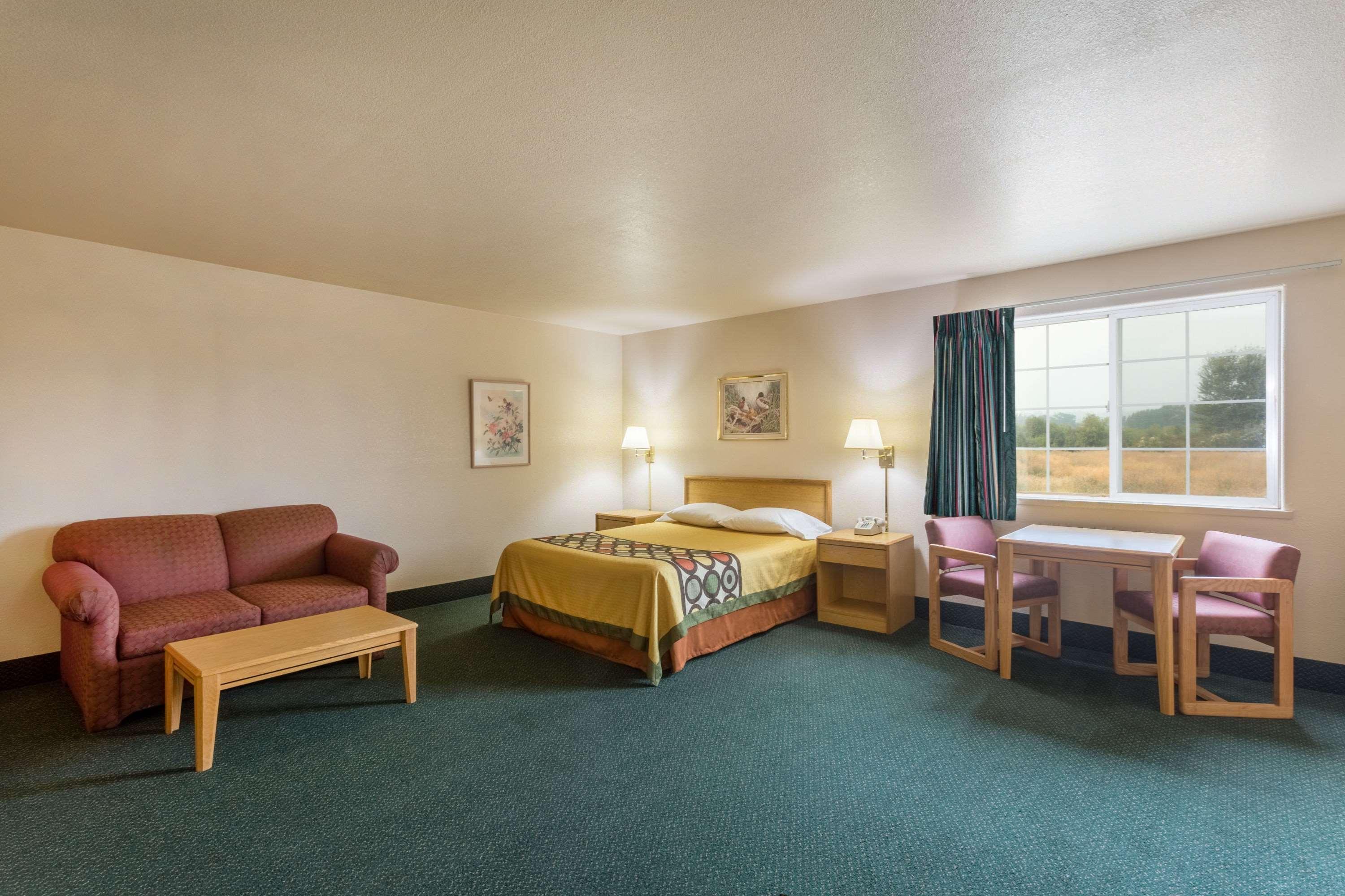 Super 8 By Wyndham Hamilton Hotel Bagian luar foto