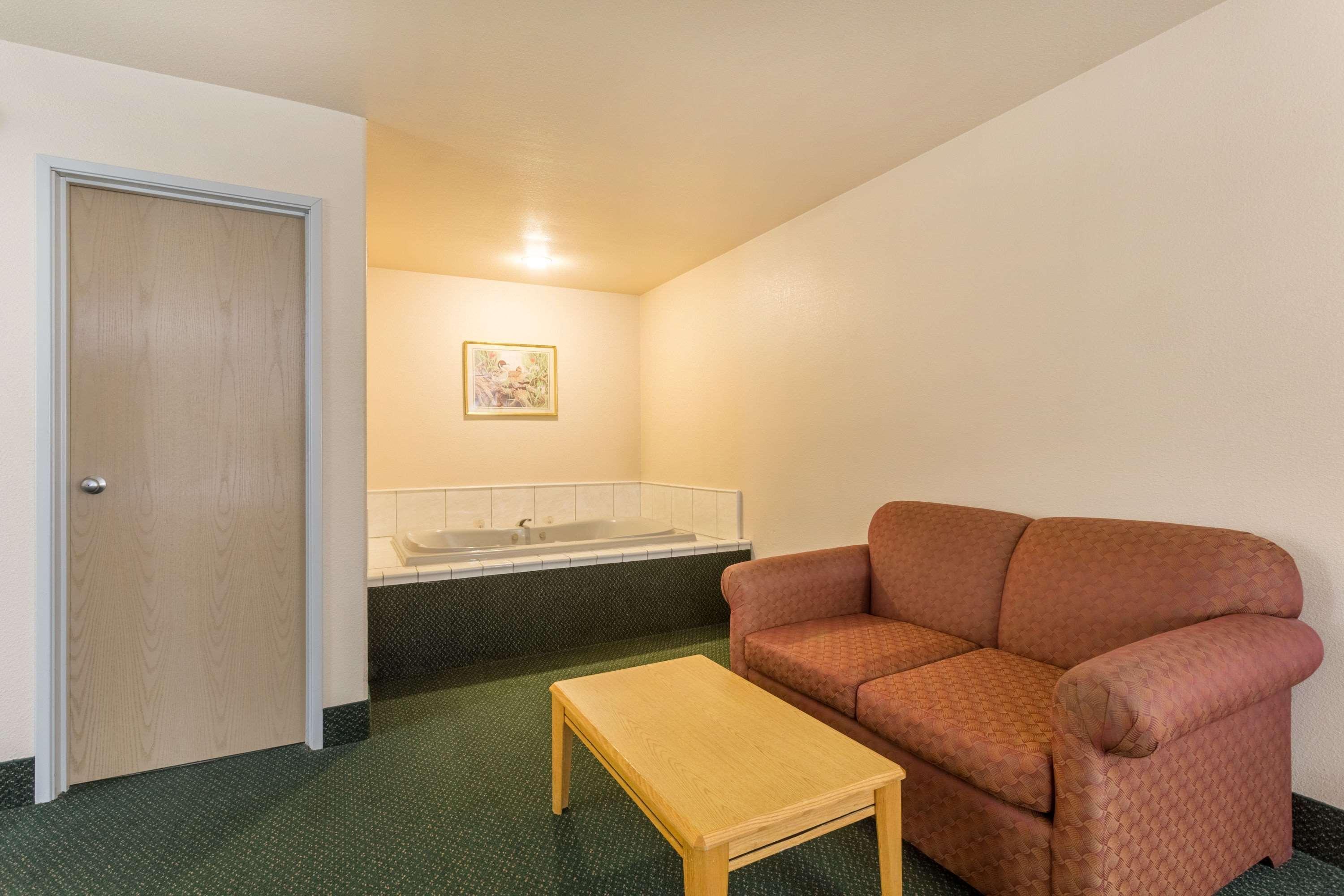Super 8 By Wyndham Hamilton Hotel Bagian luar foto