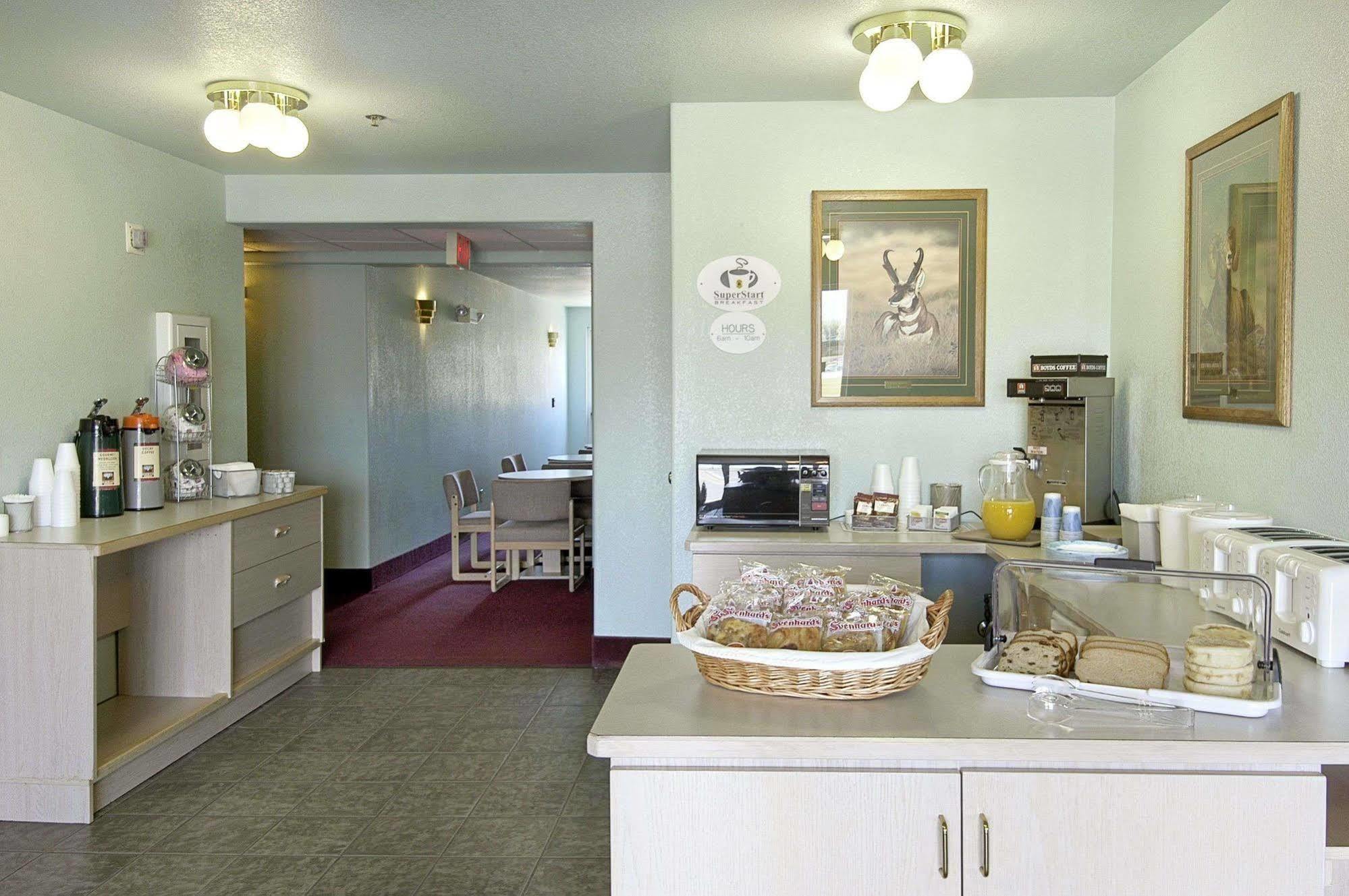 Super 8 By Wyndham Hamilton Hotel Bagian luar foto